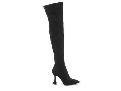 Black  knee boot is the dramatic addition to winter wardrobe. Fashion Boots