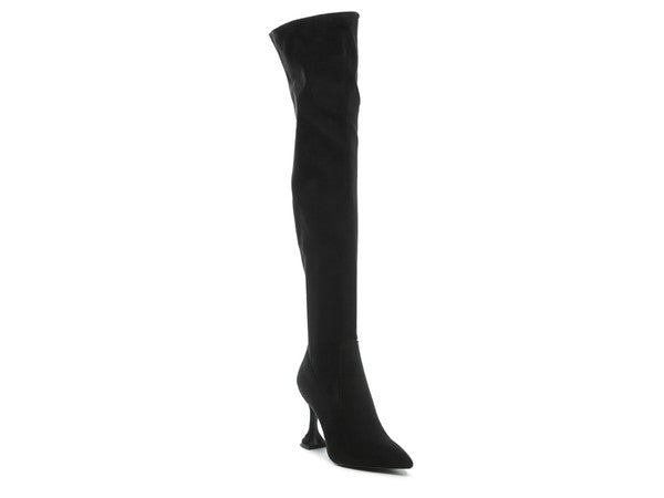 Black  knee boot is the dramatic addition to winter wardrobe. Fashion Boots