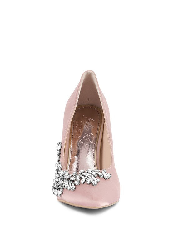 These BRIDAL pumps with high heel stilettos are sublime with elegance in their classic style and rhinestones embellishment.